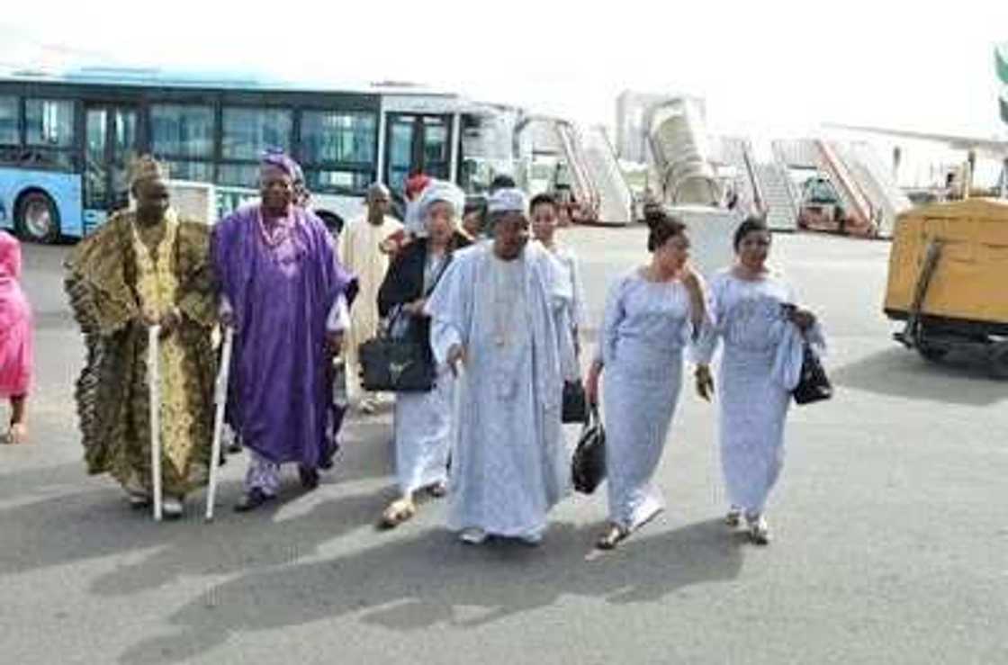 Alaafin Of Oyo Causes Stir With Wives At The Airport Alaafin Of Oyo Causes Stir With Wives At The Airport