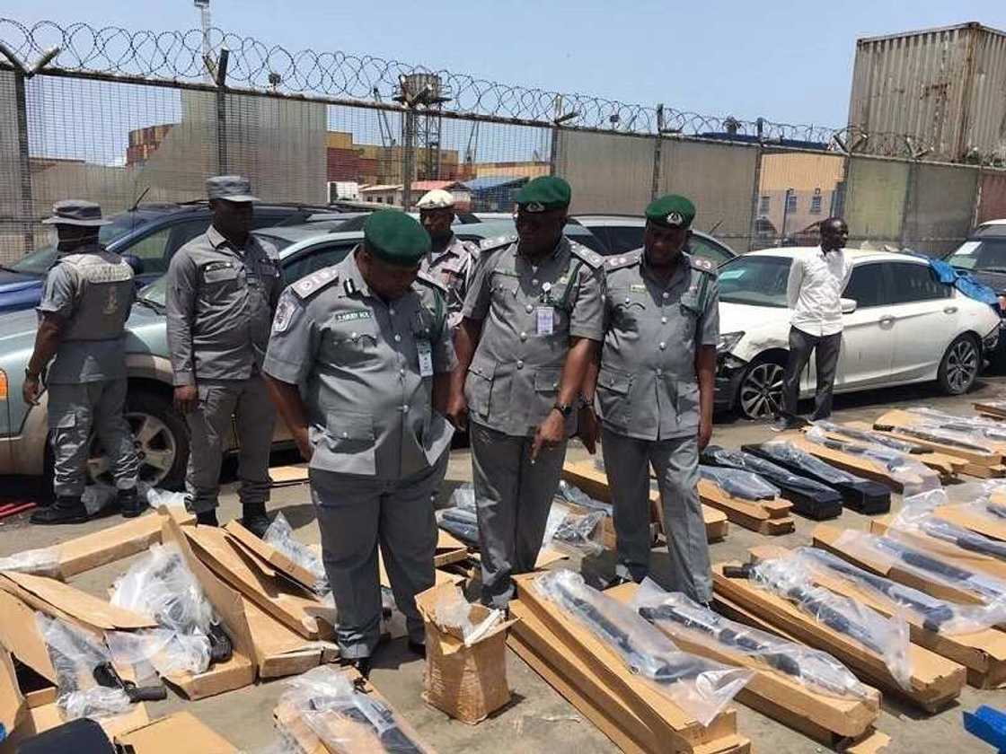 Kwastam ta kama babban mota dauke da bindigogi fiye da 200,000 a jihar Neja Kwastam ta kama babban mota dauke da bindigogi fiye da 200,000 a jihar Neja