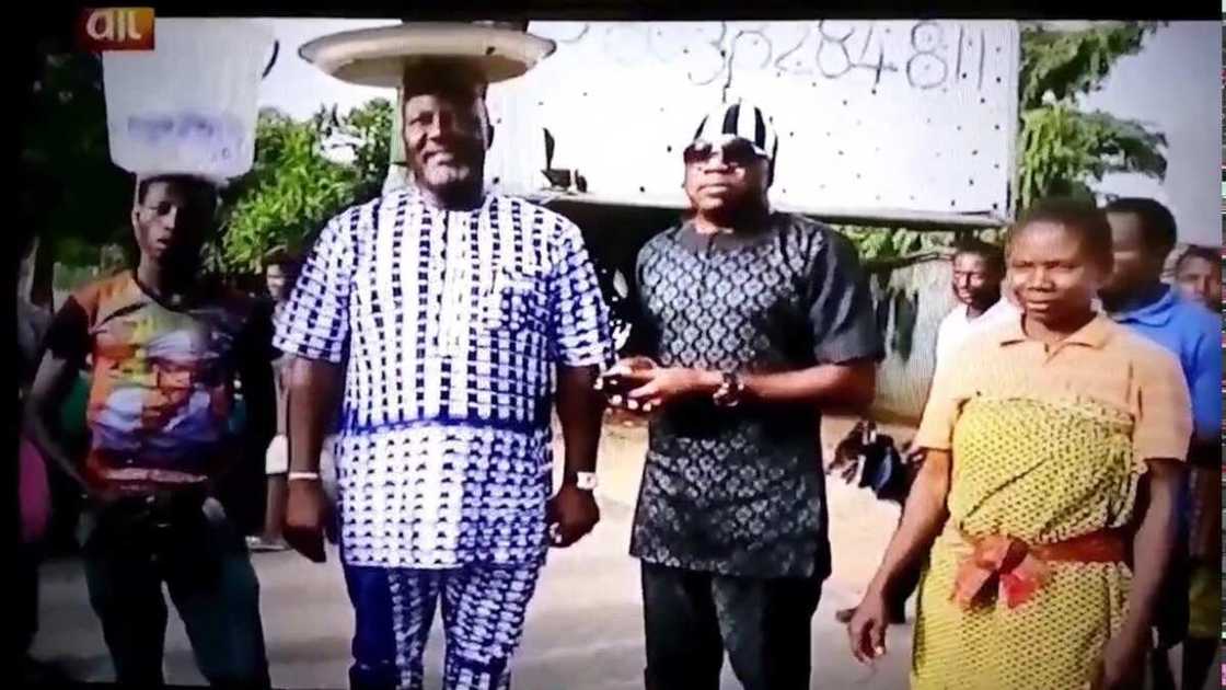 Bidiyon Sanata Dino Melaye ya na saida gyada a kai ya jawo magana