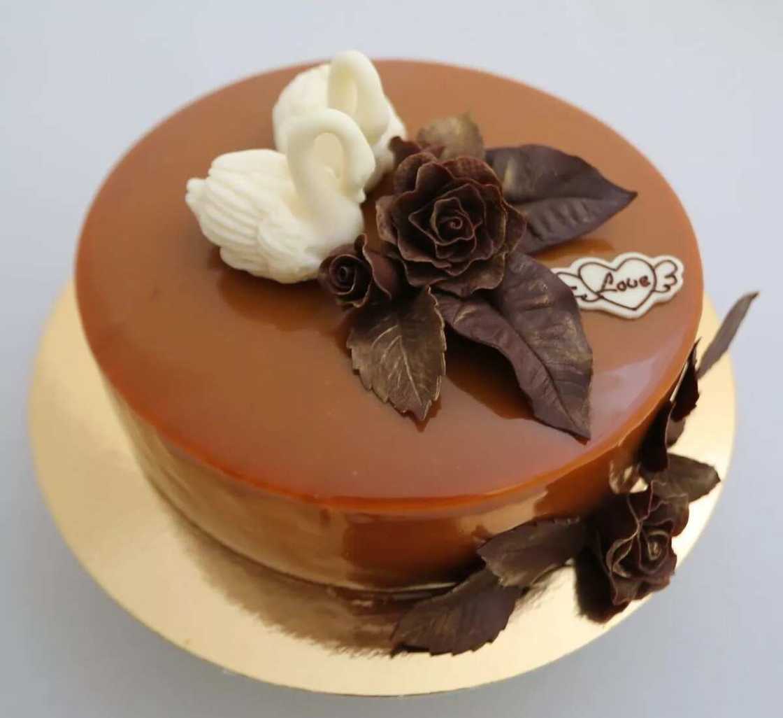 Wedding anniversary cake with swans Wedding anniversary cake with swans