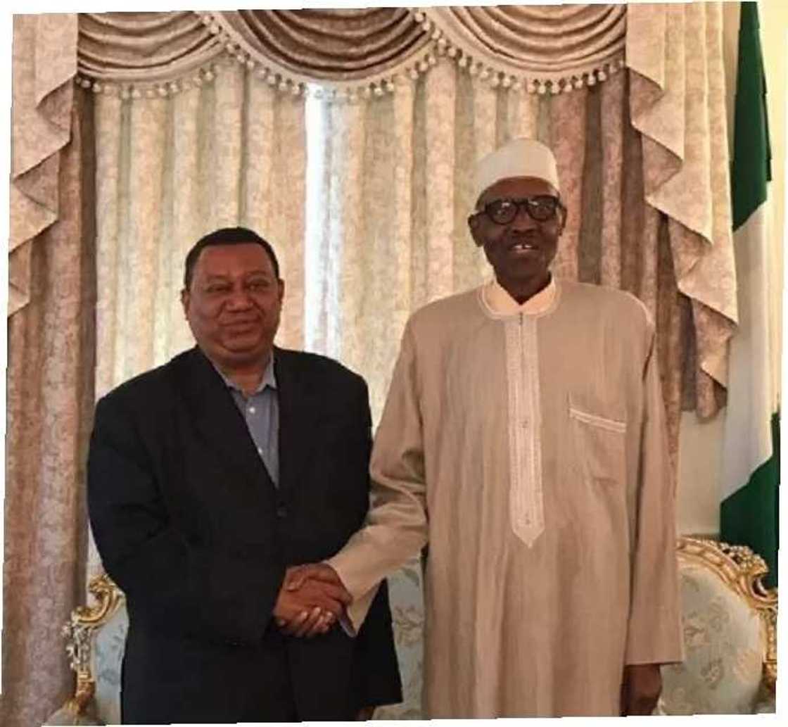 Yan Najeriya suna ta cecekuce akan ziyarar da Sanusi Barkindo ya kai wa Buhari a Birnin Landan Yan Najeriya suna ta cecekuce akan ziyarar da Sanusi Barkindo ya kai wa Buhari a Birnin Landan