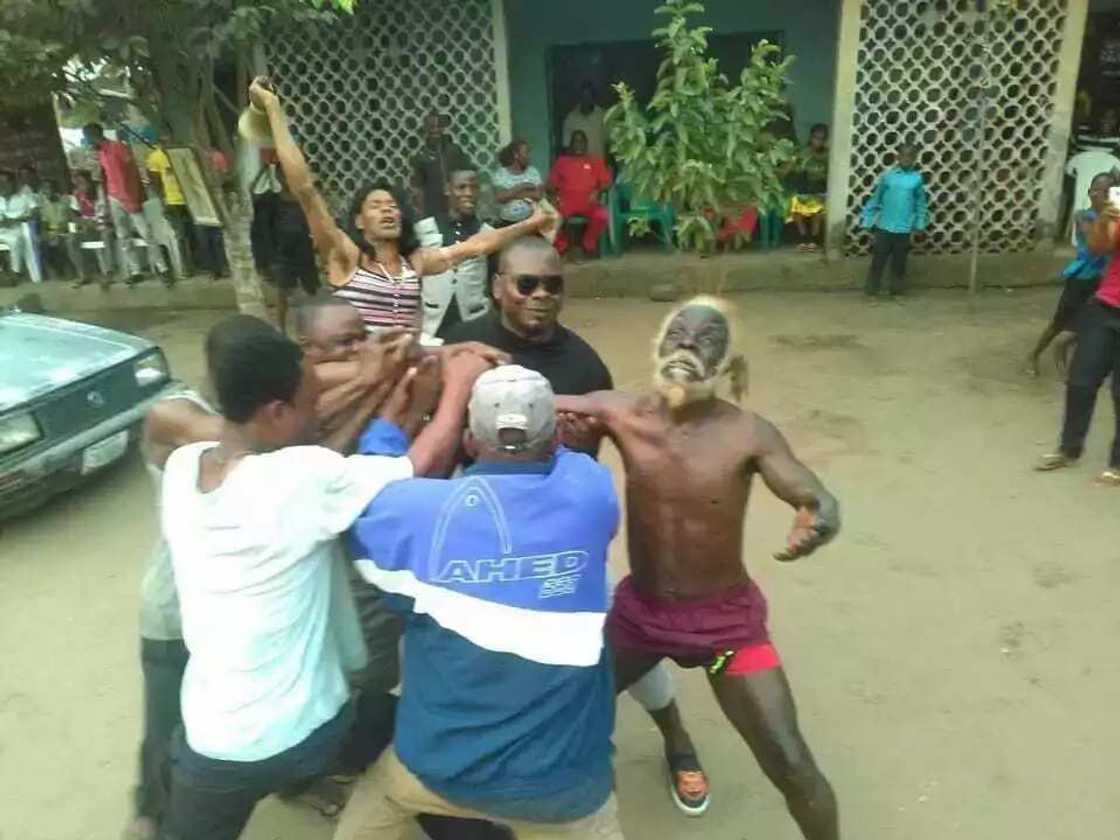 Labarin wani Tsoho dan shekara 77 mai jan mota da wuya Labarin wani Tsoho dan shekara 77 mai jan mota da wuya