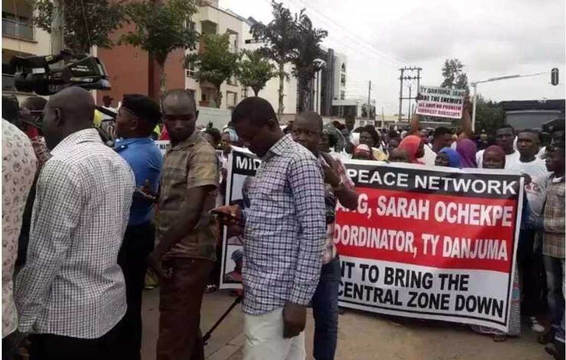 Kashe-kashen Filato: Kungiya tayi zanga-zanga, ta bukaci a bincike Jonah Jang da TY Danjuma (Hotuna) Kashe-kashen Filato: Kungiya tayi zanga-zanga, ta bukaci a bincike Jonah Jang da TY Danjuma (Hotuna)