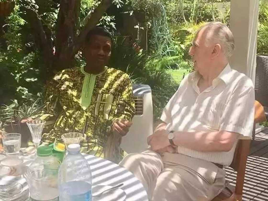 Excited Oyinbo Couple Hosted Pastor Adeboye and His Wife In Israel (Photos) Excited Oyinbo Couple Hosted Pastor Adeboye and His Wife In Israel (Photos)