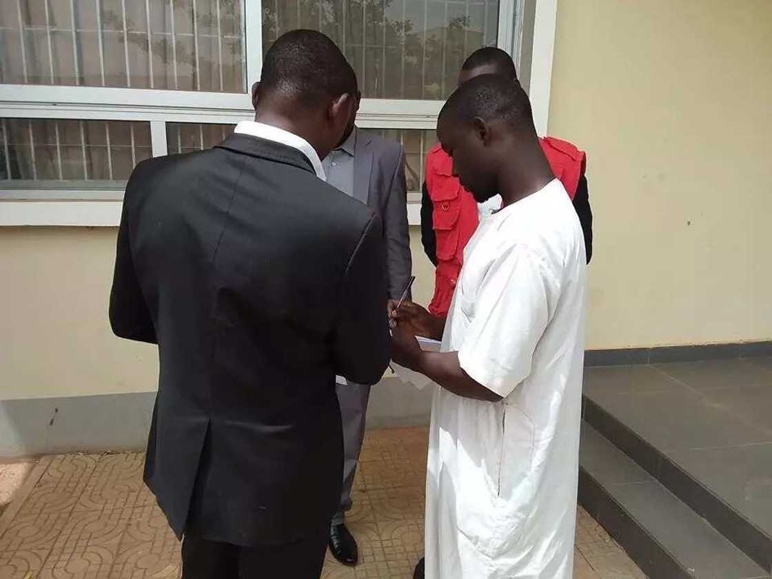 EFCC ta shirya tuggu ga wani tsohon gwamna da ya kwashe kwanaki 30 yana yar buya EFCC ta shirya tuggu ga wani tsohon gwamna da ya kwashe kwanaki 30 yana yar buya