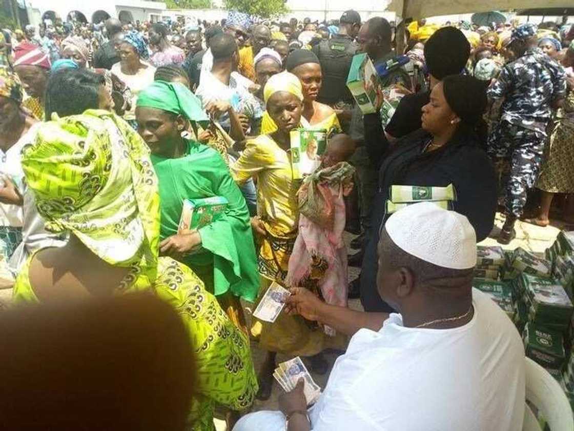 2019: Nigerian senator takes to the street to share N500 notes as 'dividends of democracy' (photos) 2019: Nigerian senator takes to the street to share N500 notes as 'dividends of democracy' (photos)