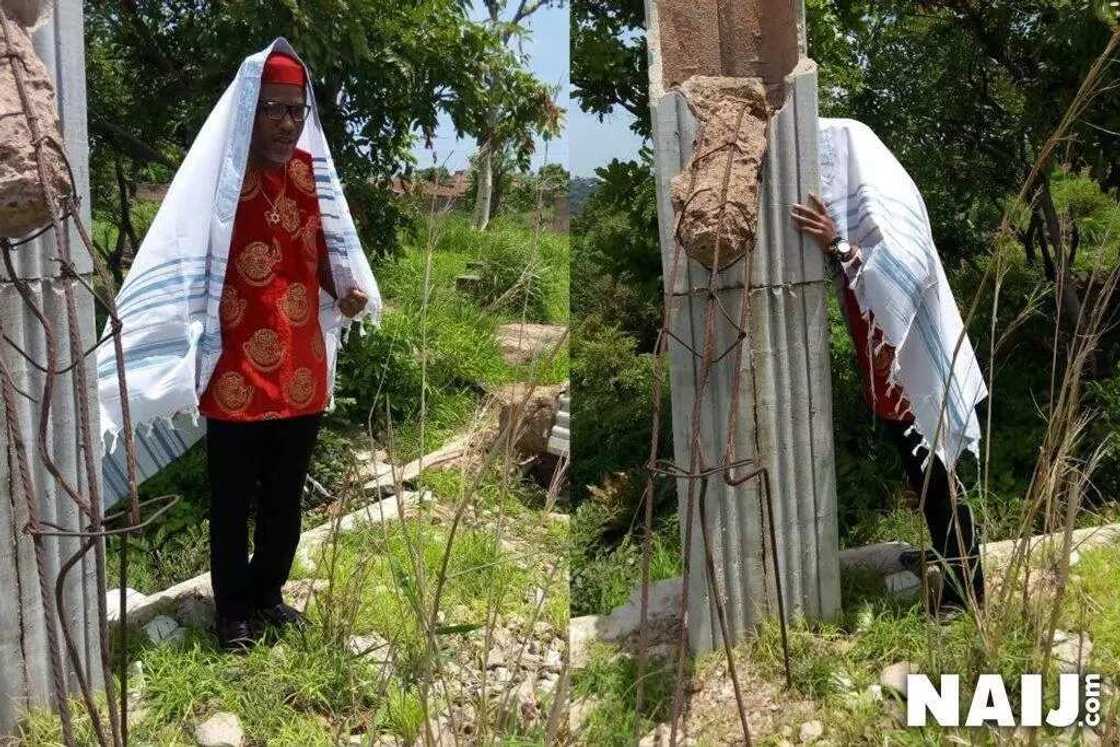 JUST IN: Nnamdi Kanu leaves Abuja, visits Enugu Cenotaph for prayers (photos) JUST IN: Nnamdi Kanu leaves Abuja, visits Enugu Cenotaph for prayers (photos)