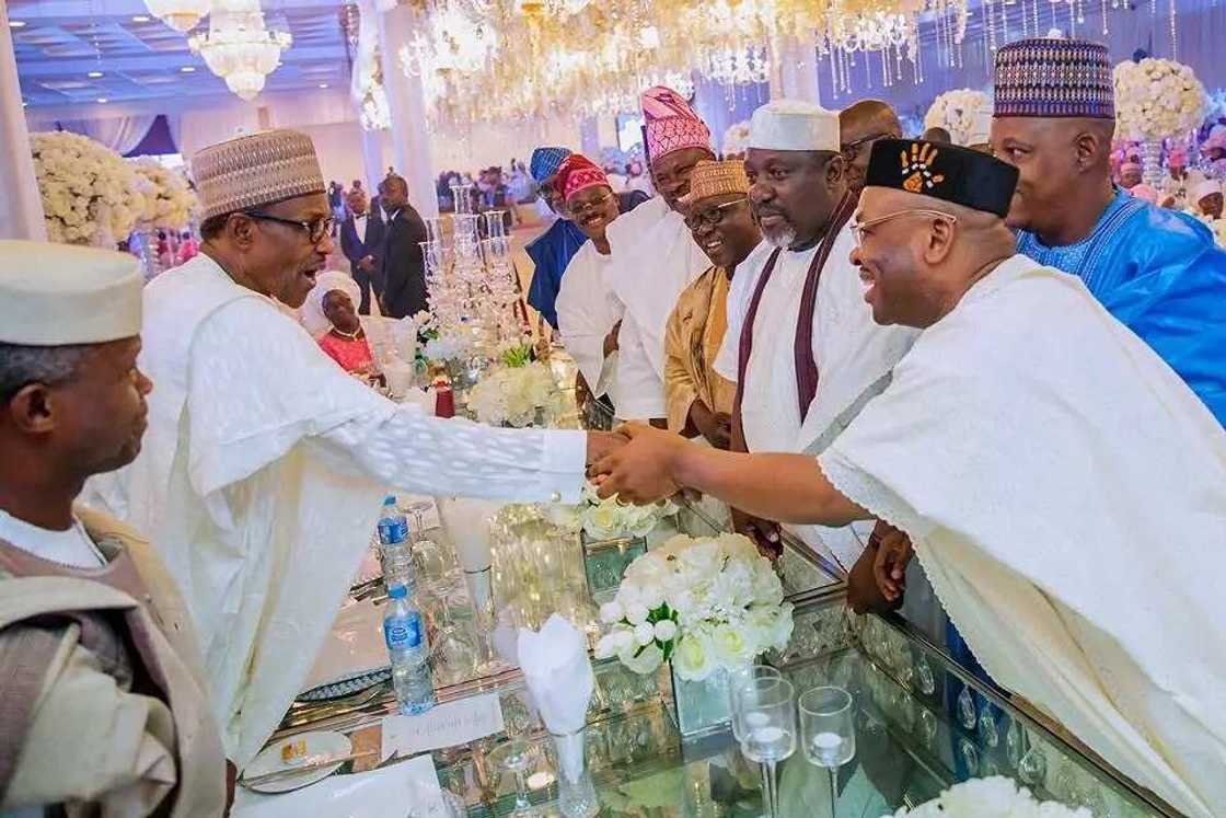 Da dumi: Shugaba Buhari ya halarci daurin auren diyar Osinbajo a Abuja, kalli kayatattun hotunan Da dumi: Shugaba Buhari ya halarci daurin auren diyar Osinbajo a Abuja, kalli kayatattun hotunan