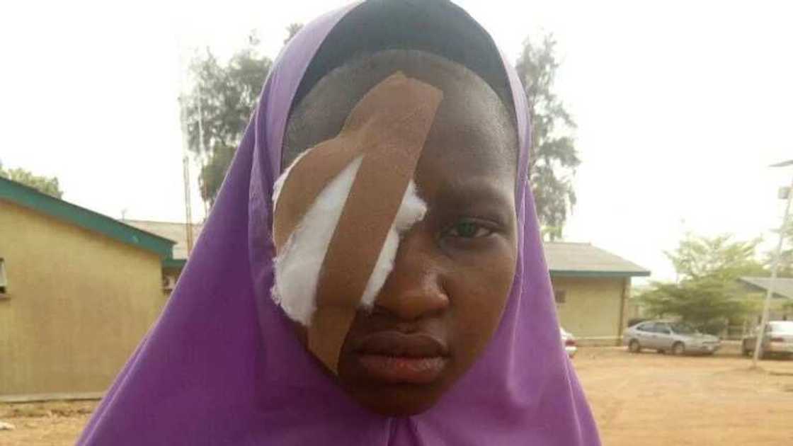 Dalibar makaranta ta rasa idonta bayan harin da malami ya kai mata, amma kwararru sunce naira miliyan 1 zai iya dawo da ganinta Dalibar makaranta ta rasa idonta bayan harin da malami ya kai mata, amma kwararru sunce naira miliyan 1 zai iya dawo da ganinta