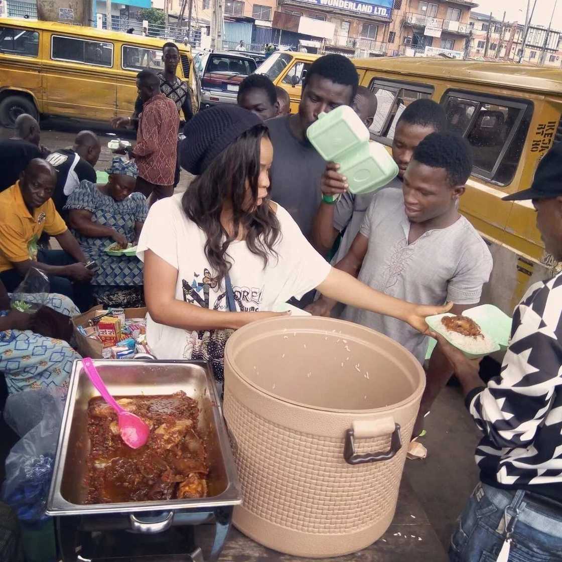 Kalli matar da ke sadakan abinci a cikin wannan matsin tattalin arzikin Kalli matar da ke sadakan abinci a cikin wannan matsin tattalin arzikin