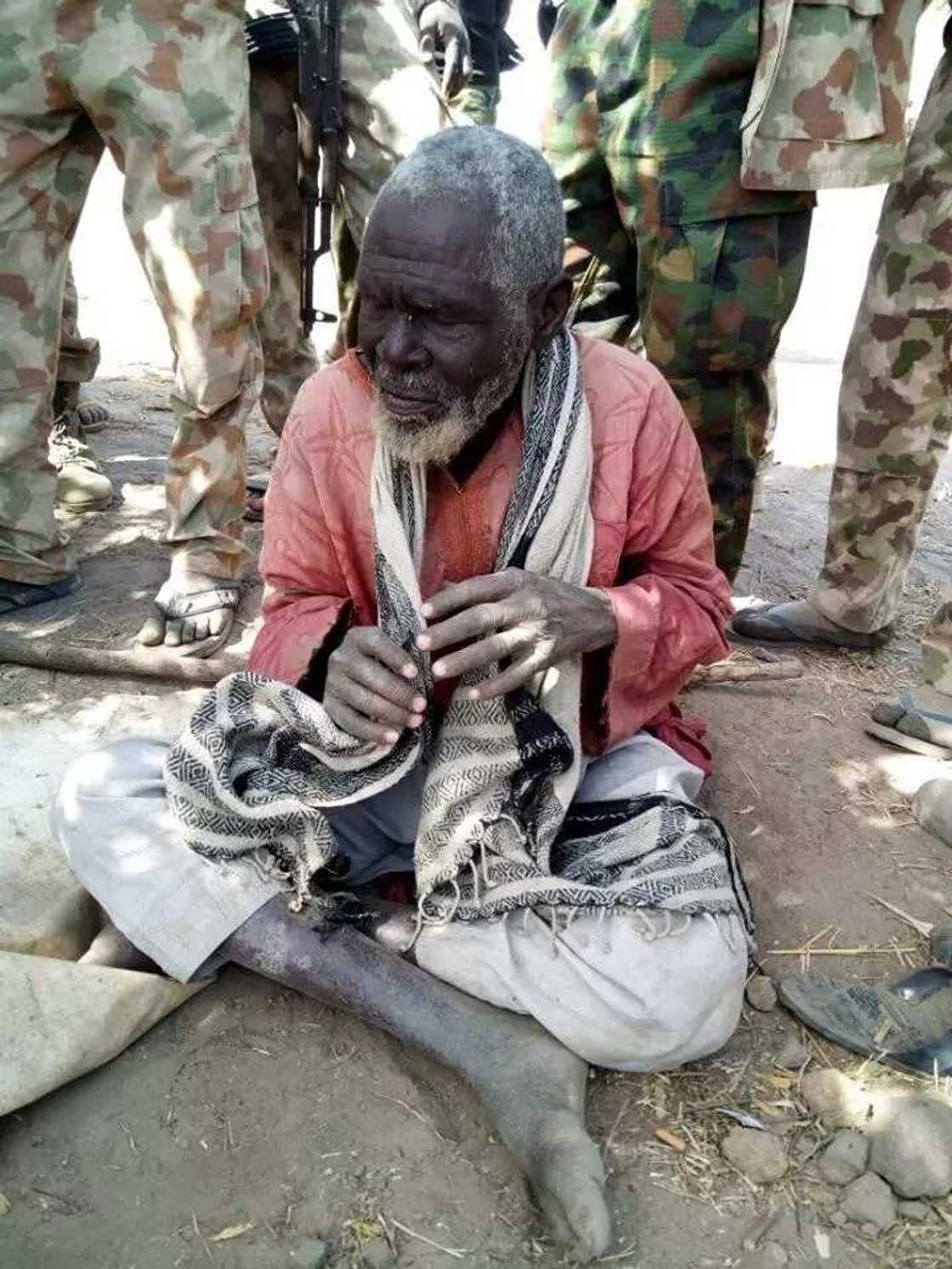 Hotunan mutane da makaman da Sojoji suka kwato daga hannun kungiyar Boko Haram