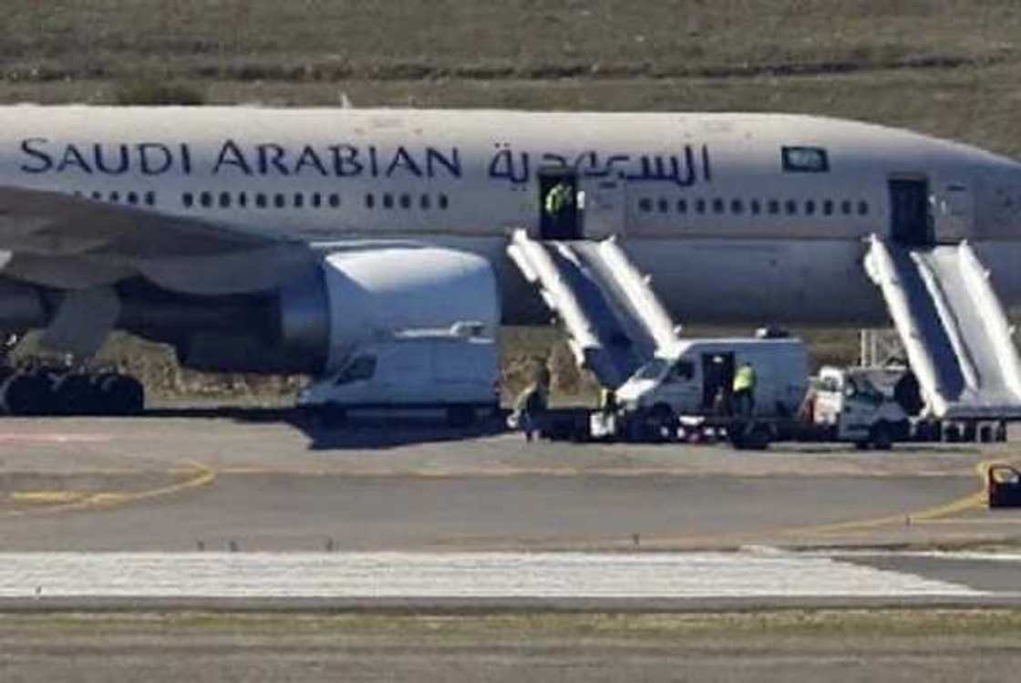 Matukin jirgin sama ya rasu yana tukin jirgi SV 1734 a kasar Saudiyya Matukin jirgin sama ya rasu yana tukin jirgi SV 1734 a kasar Saudiyya