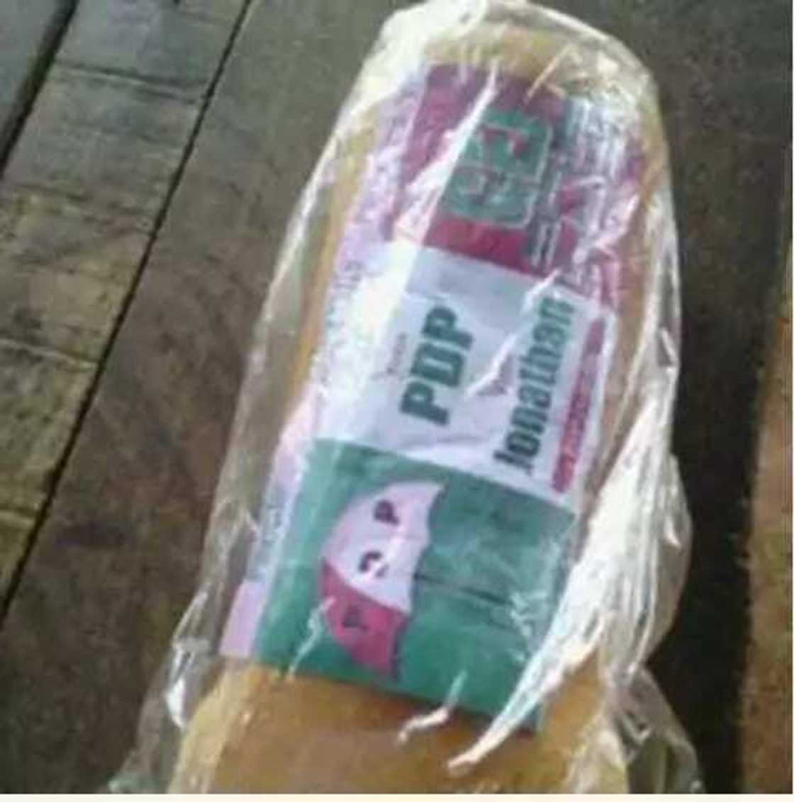 Kyaututtuka 8 da yan siyasa ke baiwa yan Najeriya Kyaututtuka 8 da yan siyasa ke baiwa yan Najeriya