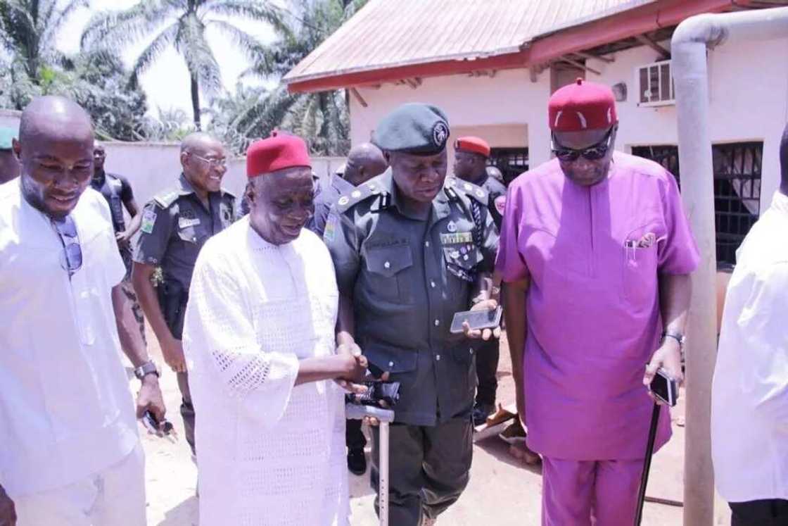 Naka shi ke bada kai: An fallasa wadanda suka dasa bam a gidan shugaban Inyamuran Najeriya Naka shi ke bada kai: An fallasa wadanda suka dasa bam a gidan shugaban Inyamuran Najeriya