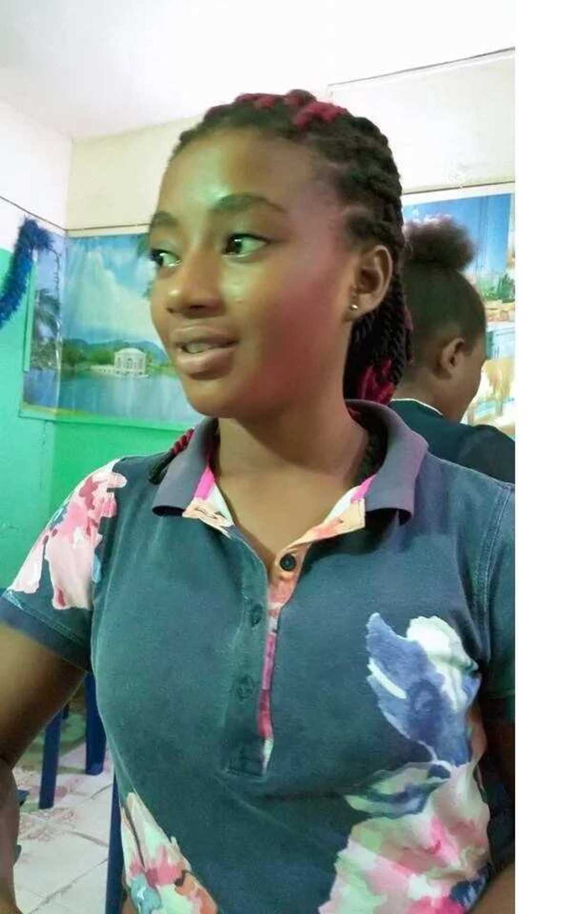 Meet beautiful young lady who sells groundnut to pay her school fees (photos) Meet beautiful young lady who sells groundnut to pay her school fees (photos)