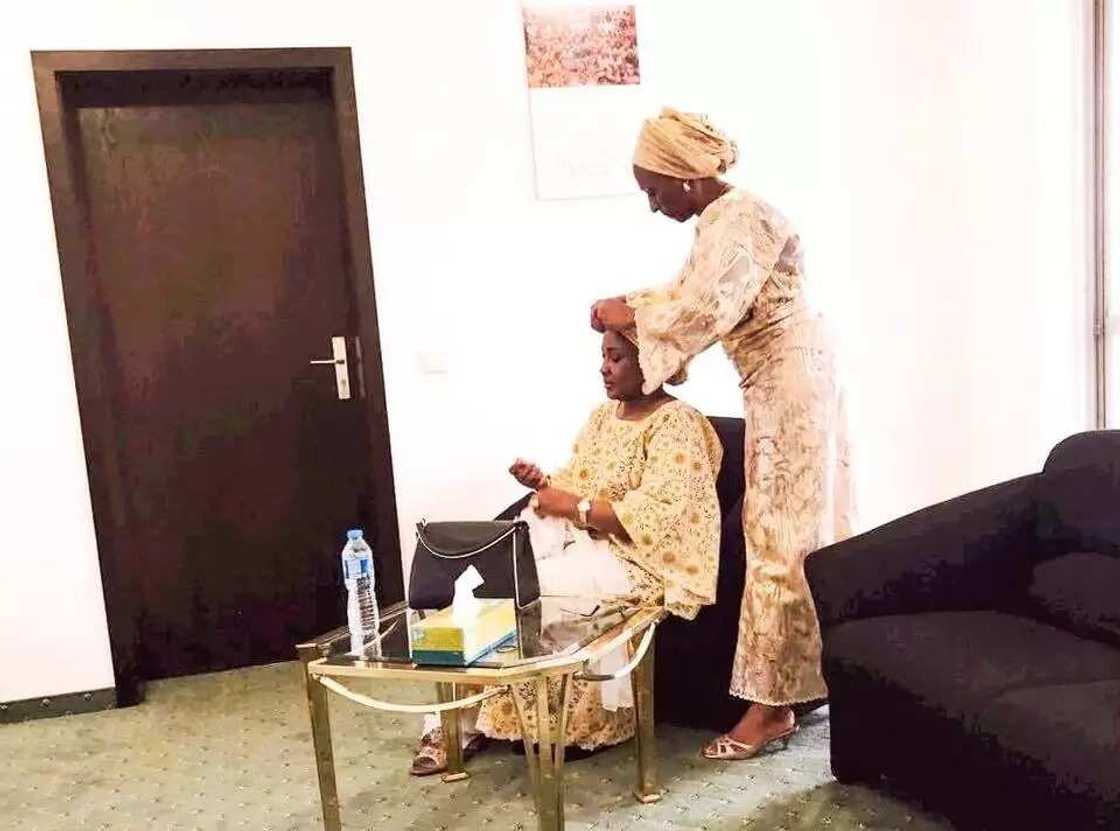 Tsintsiya madaurinki daya: An gano Dolapo Osinbajo tana taya Aisha Buhari daurin dankwali Tsintsiya madaurinki daya: An gano Dolapo Osinbajo tana taya Aisha Buhari daurin dankwali