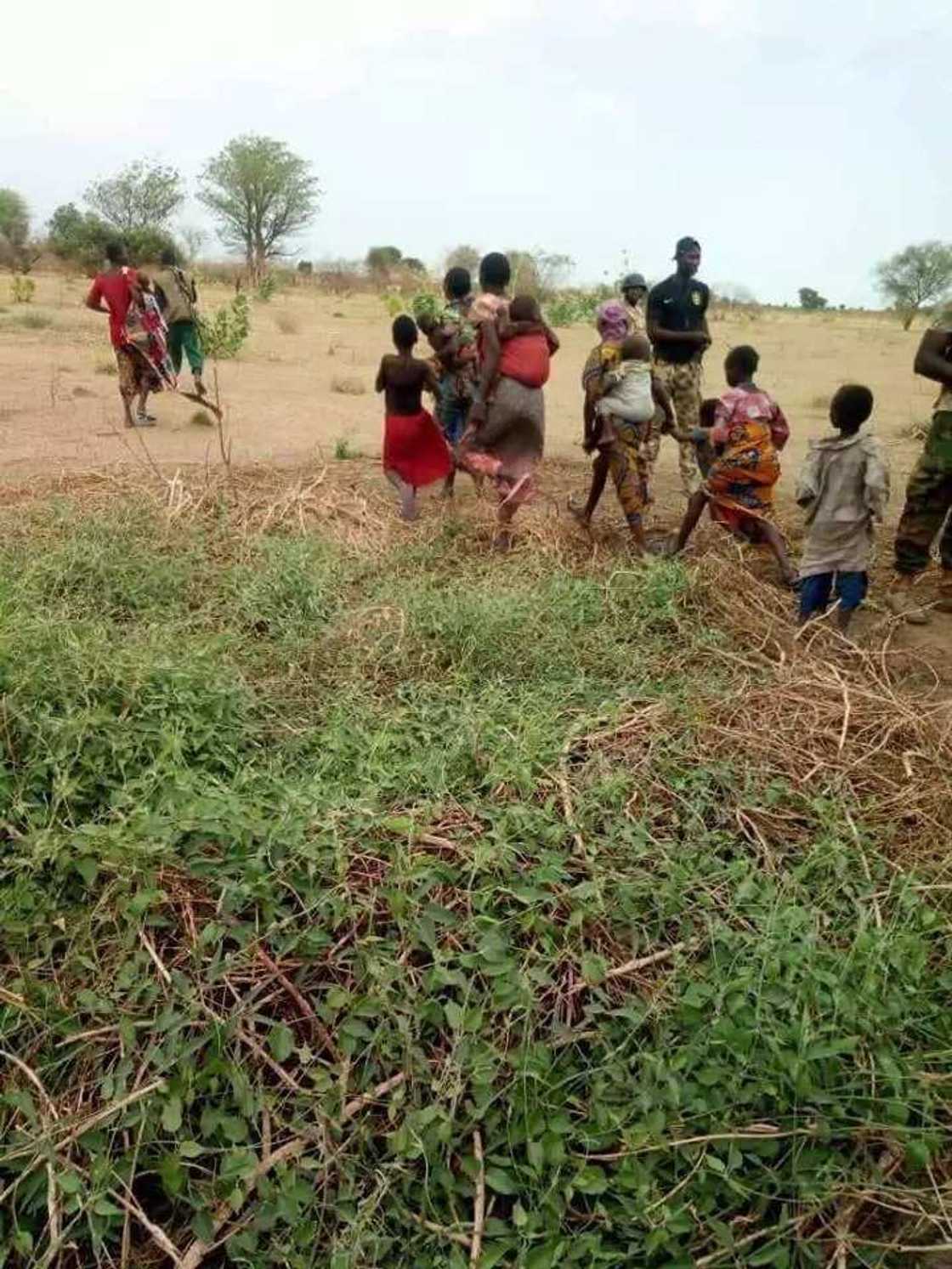 Dakarun soji sun kubutar da mata 58 da mayakan Boko Haram suka tilastawa zaman dadiro da su (Hotuna) Dakarun soji sun kubutar da mata 58 da mayakan Boko Haram suka tilastawa zaman dadiro da su (Hotuna)