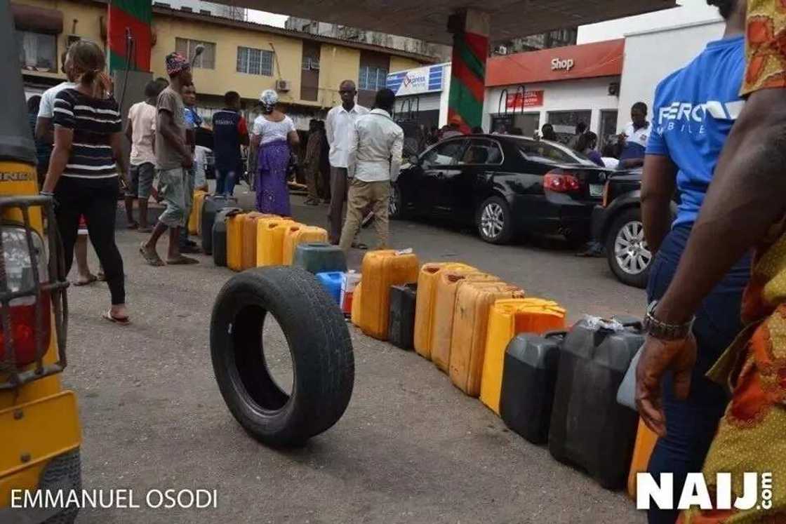 Nigerians in a tight queue to buy fuel at a filling station Nigerians in a tight queue to buy fuel at a filling station