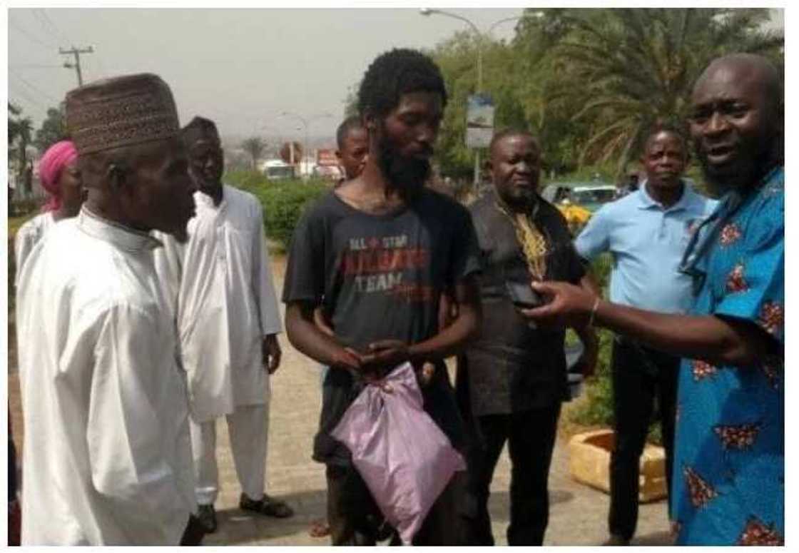 Yan sanda sun kama wani kasurgumin 'mahaukacin' barawo a Legas Yan sanda sun kama wani kasurgumin 'mahaukacin' barawo a Legas