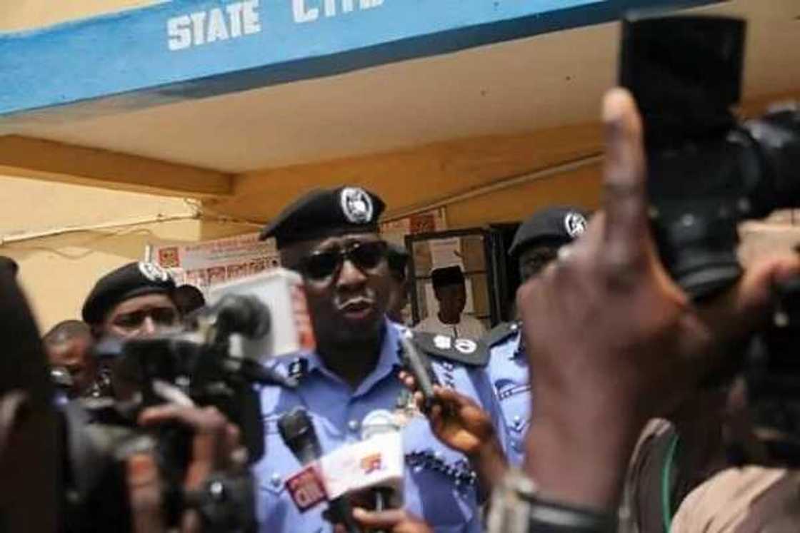 Wasu jajirtaccin matasa sun kama wani tsoho da kam mutum Wasu jajirtaccin matasa sun kama wani tsoho da kam mutum