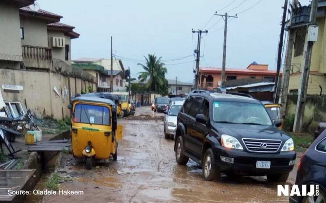 Lalatattun hanyoyi na ba 'yan Legas wahala (Hotuna) Lalatattun hanyoyi na ba 'yan Legas wahala (Hotuna)