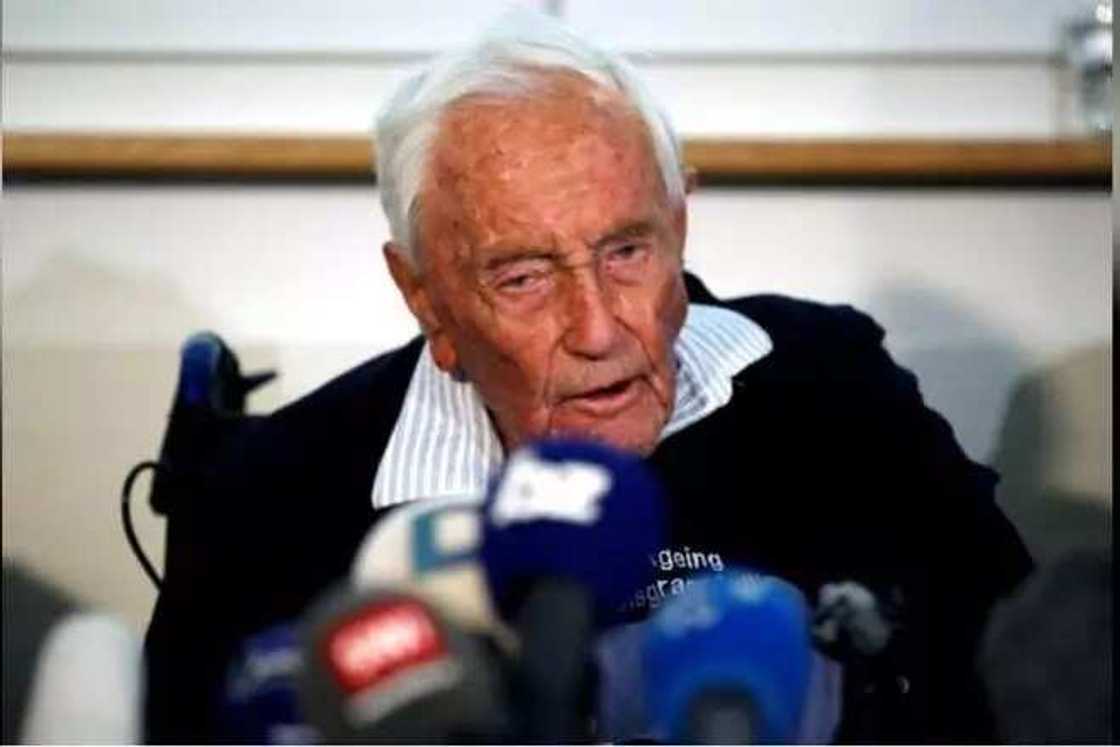 Ko ba mutuwa akwai tsufa: Wani tsoho mai shekaru 104 ya kai kansa ga halaka alhalin yana sane Ko ba mutuwa akwai tsufa: Wani tsoho mai shekaru 104 ya kai kansa ga halaka alhalin yana sane