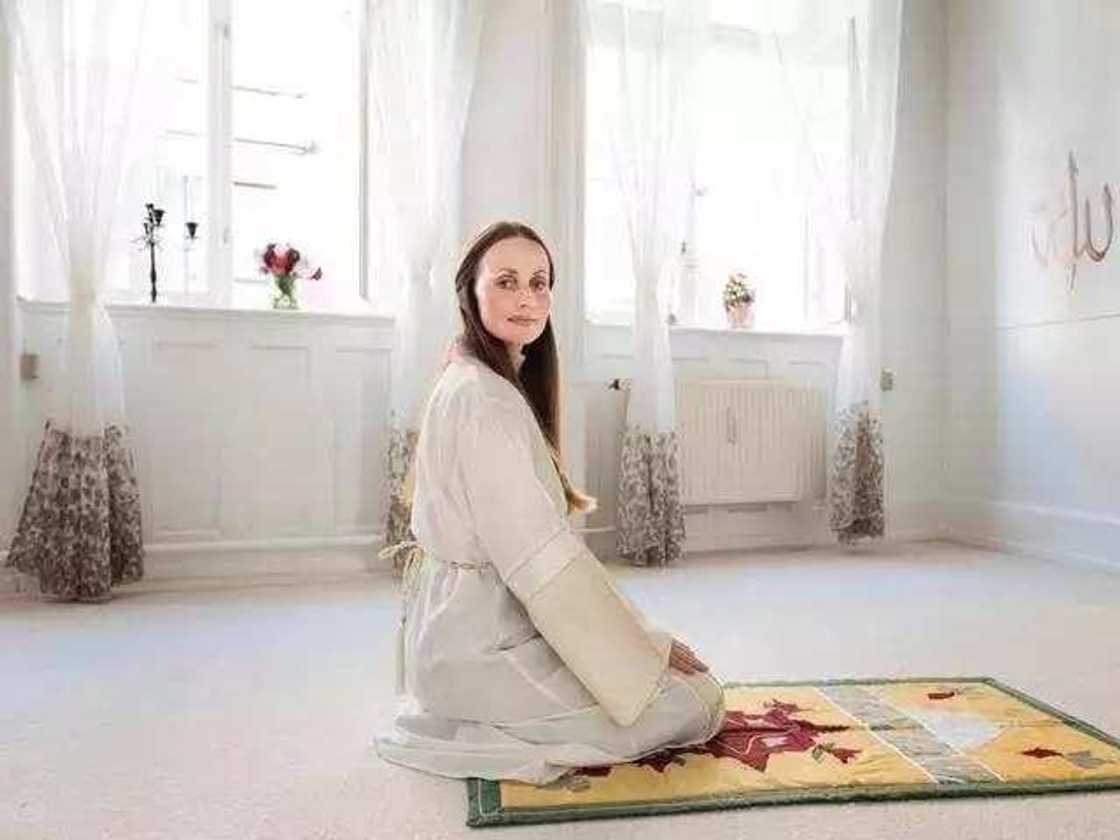 An sake samun limamiya mace a Turai, jiya tayi bayanin matsayinta ga 'yan jarida An sake samun limamiya mace a Turai, jiya tayi bayanin matsayinta ga 'yan jarida