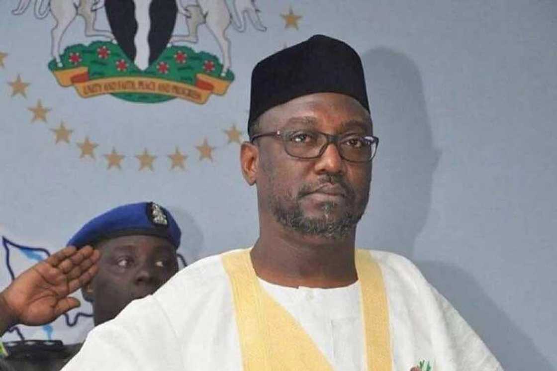Gwamnan Jihar Neja, Sani Bello, ya karbi Bashin N3.2bn daga Bankin Zenith Gwamnan Jihar Neja, Sani Bello, ya karbi Bashin N3.2bn daga Bankin Zenith