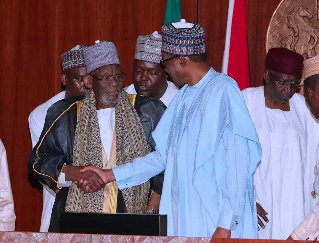 Shugaba Buhari ya karbi bakuncin shugaban darikar Tijjaniya na duniya, hotuna Shugaba Buhari ya karbi bakuncin shugaban darikar Tijjaniya na duniya, hotuna