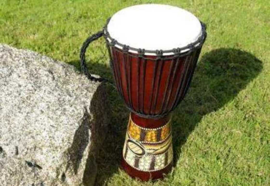 Hausa muzikos instrumentai ir jųHausa muzikos instrumentai ir jų  