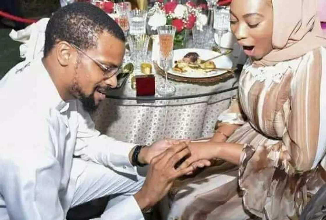 Soyayya gamon jini: Saurayin ɗiyar Gwamna Ganduje, Fatima, ya sanya mata zoben neman aure Soyayya gamon jini: Saurayin ɗiyar Gwamna Ganduje, Fatima, ya sanya mata zoben neman aure