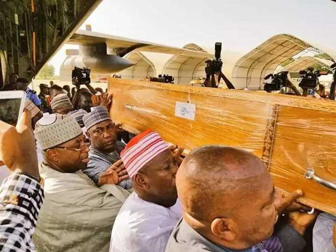 HOTUNAN yayinda gawar Danmasanin Kano ta isa jihar Kano HOTUNAN yayinda gawar Danmasanin Kano ta isa jihar Kano