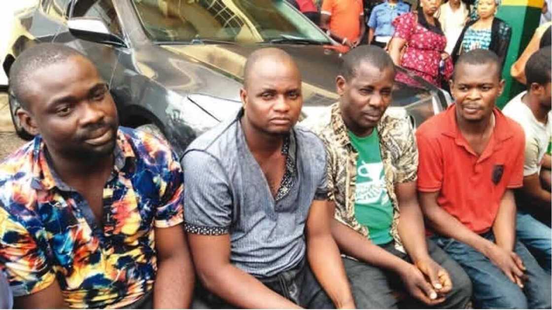 5 suspected ‘one-chance’ robbers who killed their victim with hammer arrested in Abuja (photo) 5 suspected ‘one-chance’ robbers who killed their victim with hammer arrested in Abuja (photo)