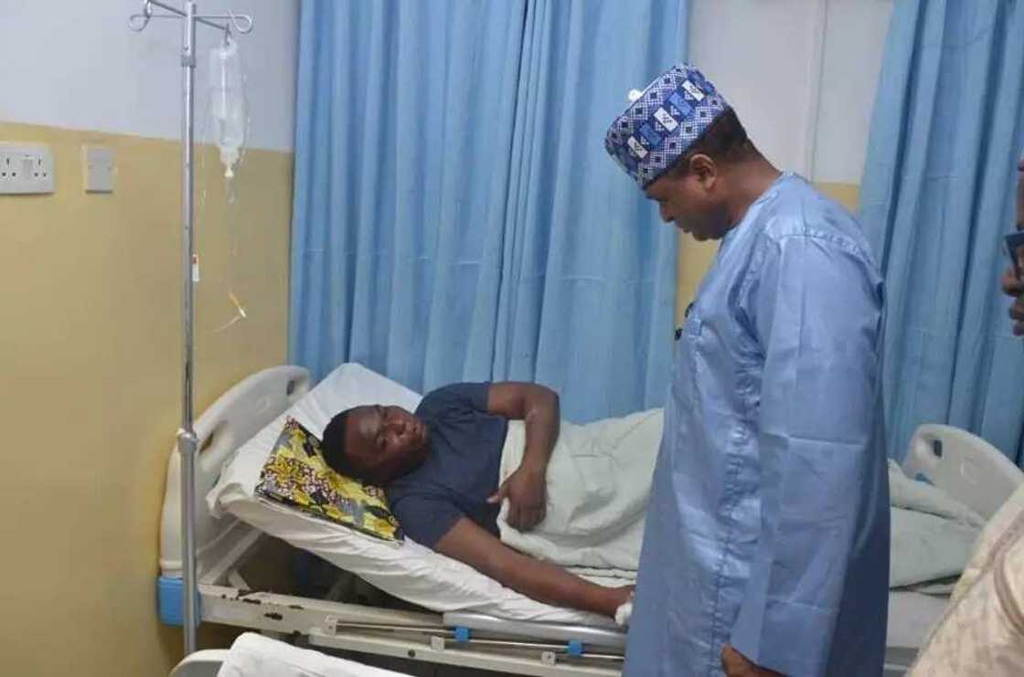 Cikin Hotuna: Shugaban hafsin sojin sama ya je mika ta'aziyya ga Mahaifan Sojan Saman nan da Ajali ya katsewa hanzari Cikin Hotuna: Shugaban hafsin sojin sama ya je mika ta'aziyya ga Mahaifan Sojan Saman nan da Ajali ya katsewa hanzari