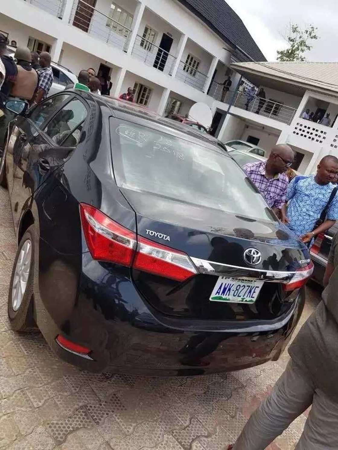 Hotunan wasu rikakkun barayi dake kwacen motocin alfarma Hotunan wasu rikakkun barayi dake kwacen motocin alfarma