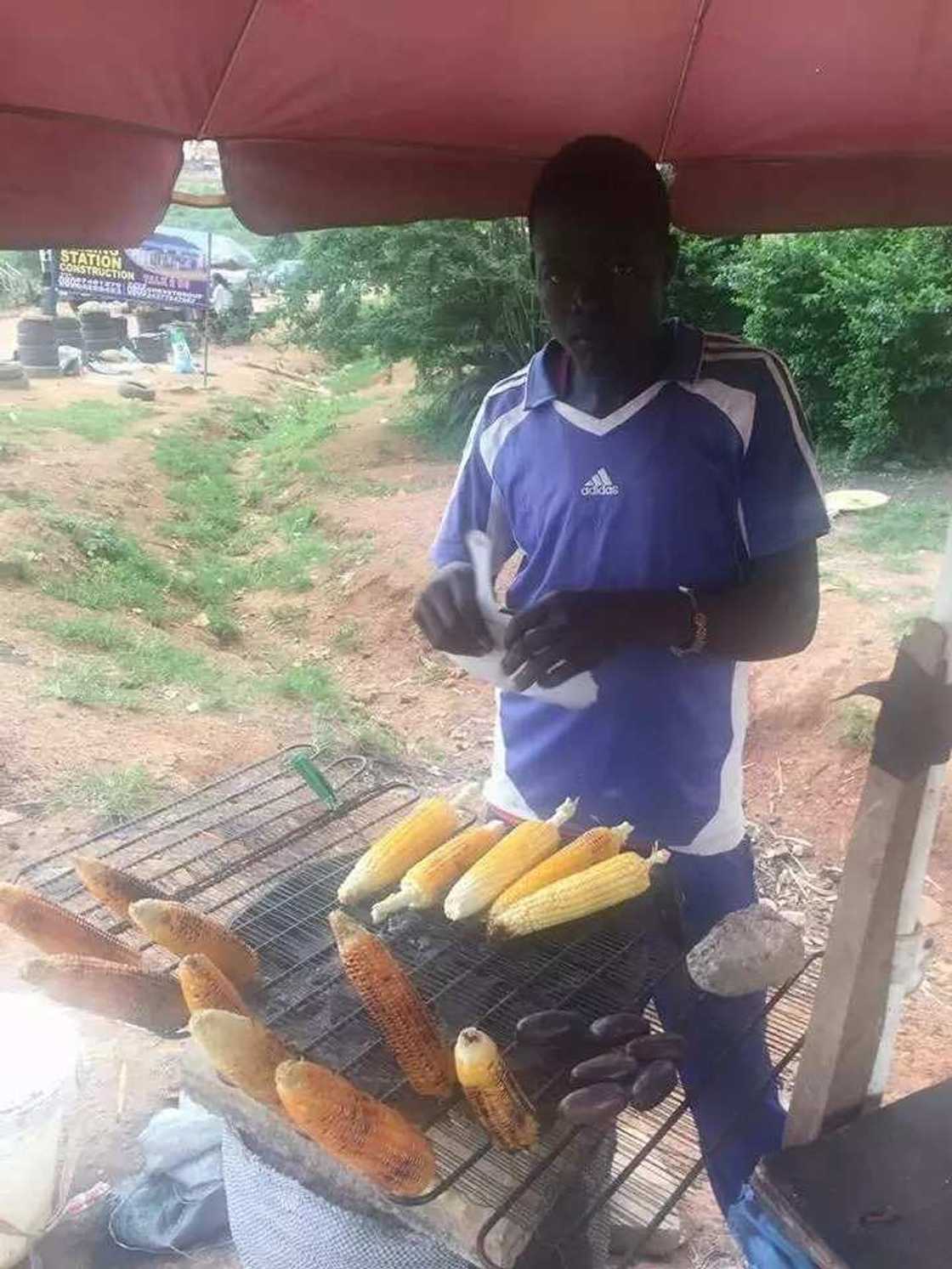 Kalli dan Najeriya mai sana’ar gasa masara (hotuna) Kalli dan Najeriya mai sana’ar gasa masara (hotuna)