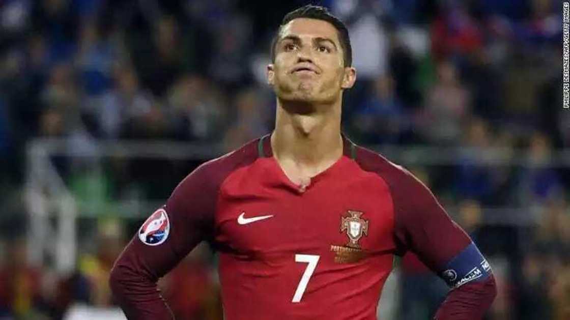 Har a cikin kewaye Cristiano Ronaldo na yin atisaye- Jose Fontes Har a cikin kewaye Cristiano Ronaldo na yin atisaye- Jose Fontes