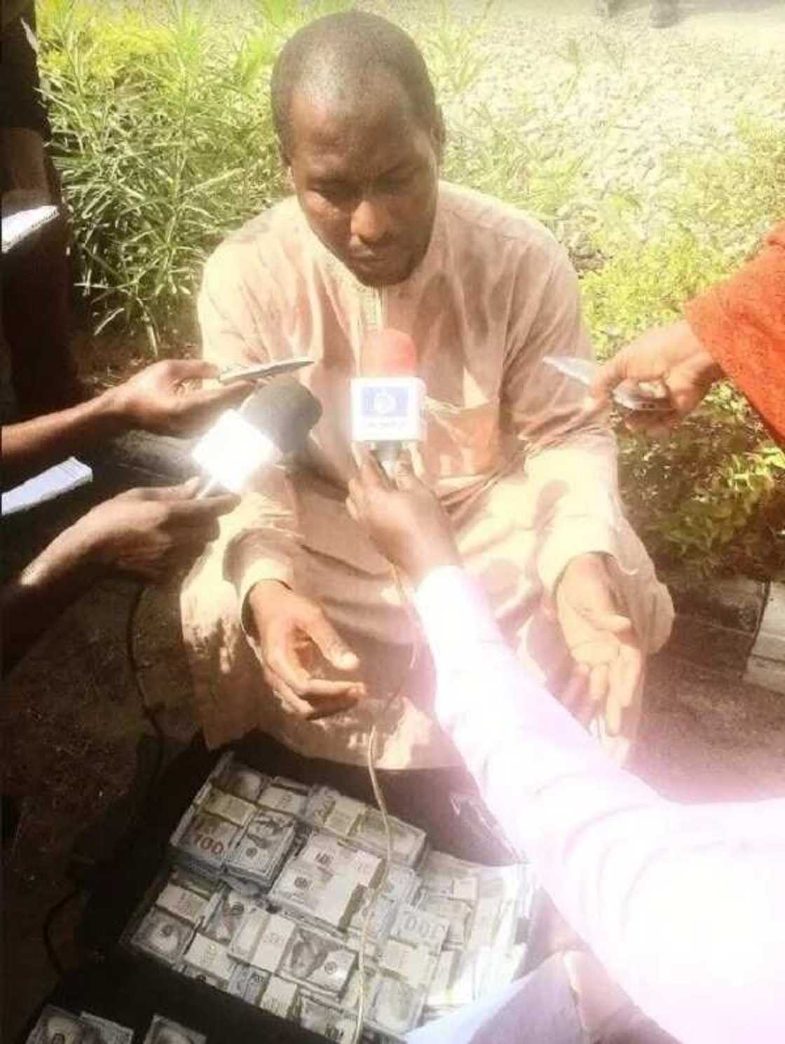 Aljannu ne su ka aike ni da kudin, in ji wani da 'yan sanda su ka kama da jabun dalar Amurka Aljannu ne su ka aike ni da kudin, in ji wani da 'yan sanda su ka kama da jabun dalar Amurka