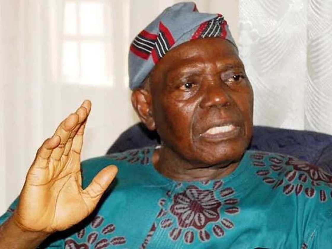 Manyan APC sun taya Bisi Akande murnar cika shekara 80 da haihuwa Manyan APC sun taya Bisi Akande murnar cika shekara 80 da haihuwa