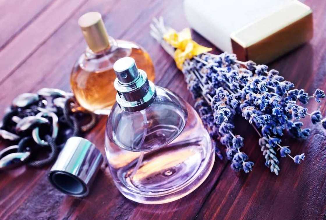 The composition of perfume includes natural ingredients The composition of perfume includes natural ingredients