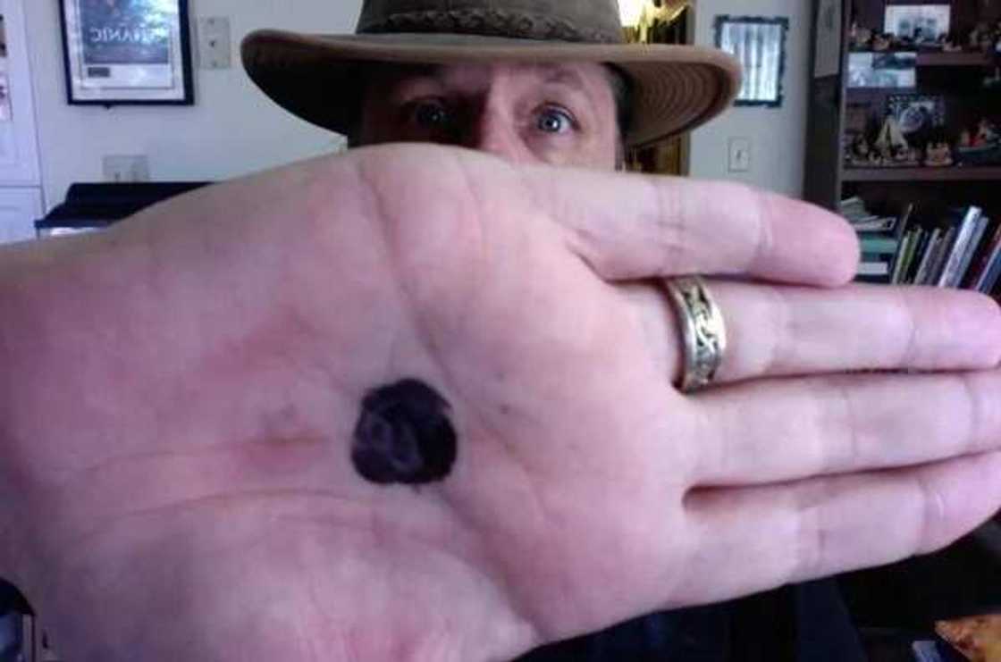 If you notice someone with a black dot on the palm, call the police immediately! If you notice someone with a black dot on the palm, call the police immediately!