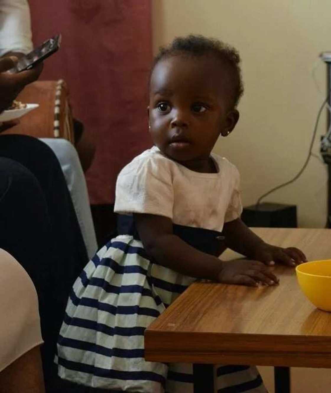 Nigerian woman cries after househelp runs with her little baby! (photos) Nigerian woman cries after househelp runs with her little baby! (photos)