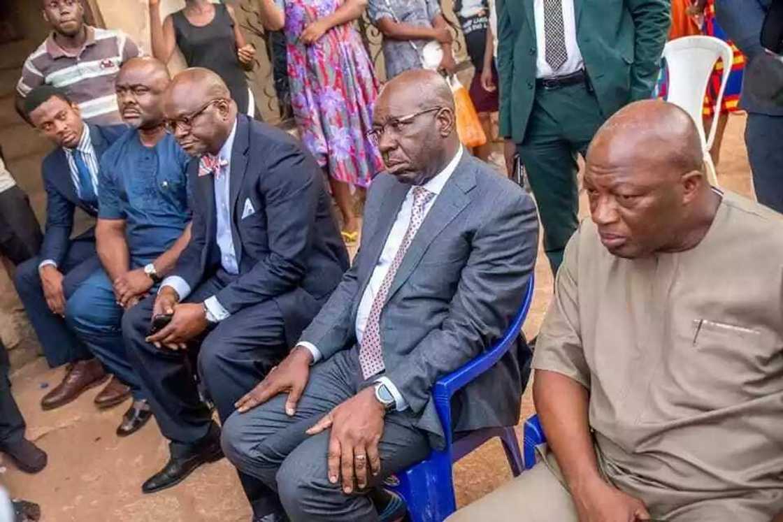 Hotunan ta'aziyyar Gwamna Obaseki ga iyalan direban da 'dan sanda ya kashe a Edo Hotunan ta'aziyyar Gwamna Obaseki ga iyalan direban da 'dan sanda ya kashe a Edo