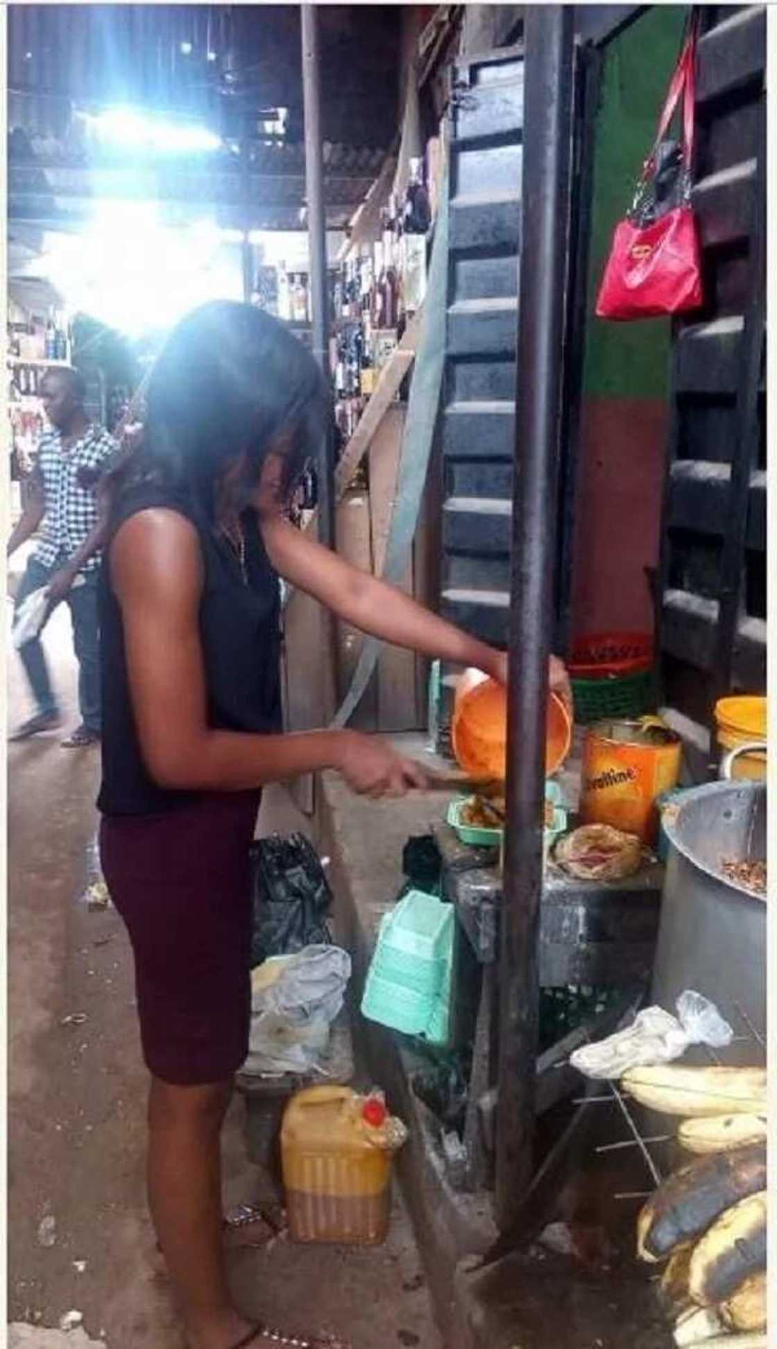 Meet Pretty UNN Student Who Helps The Mother To Roast Yam Meet Pretty UNN Student Who Helps The Mother To Roast Yam