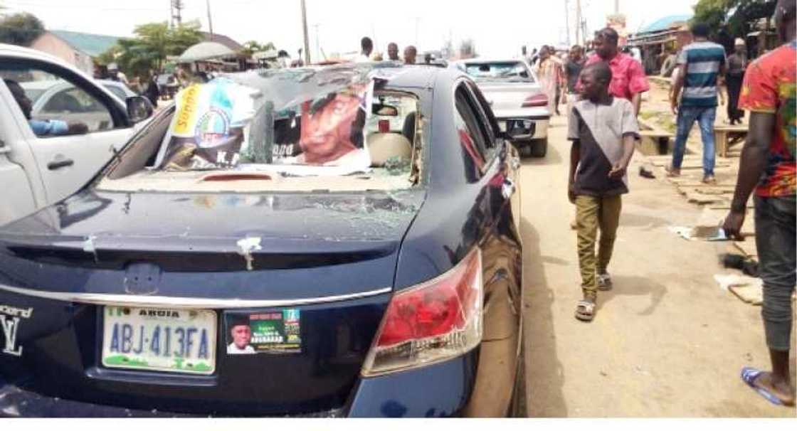 Yan ta'adda sun kaiwa wani dan takara mummunan hari tare da lalata motoci 21 Yan ta'adda sun kaiwa wani dan takara mummunan hari tare da lalata motoci 21