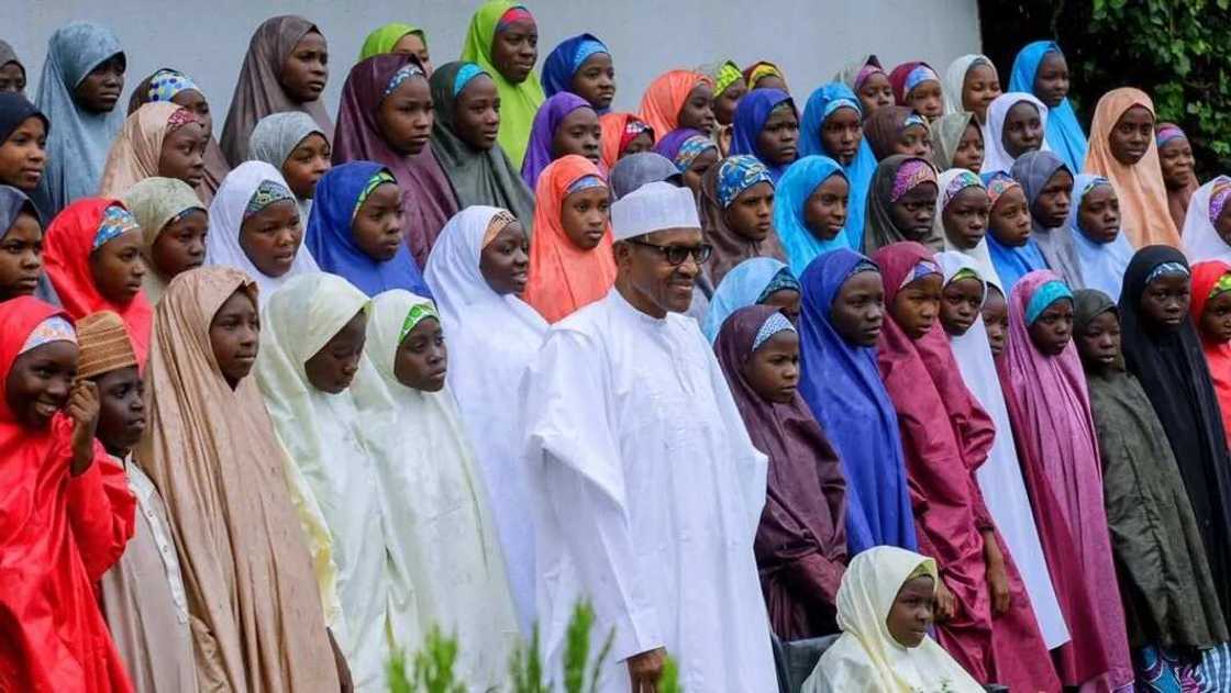 Shugaba Buhari tare da 'yan Matan Dapchi da aka sako yayin ziyara a fadar Villa Shugaba Buhari tare da 'yan Matan Dapchi da aka sako yayin ziyara a fadar Villa