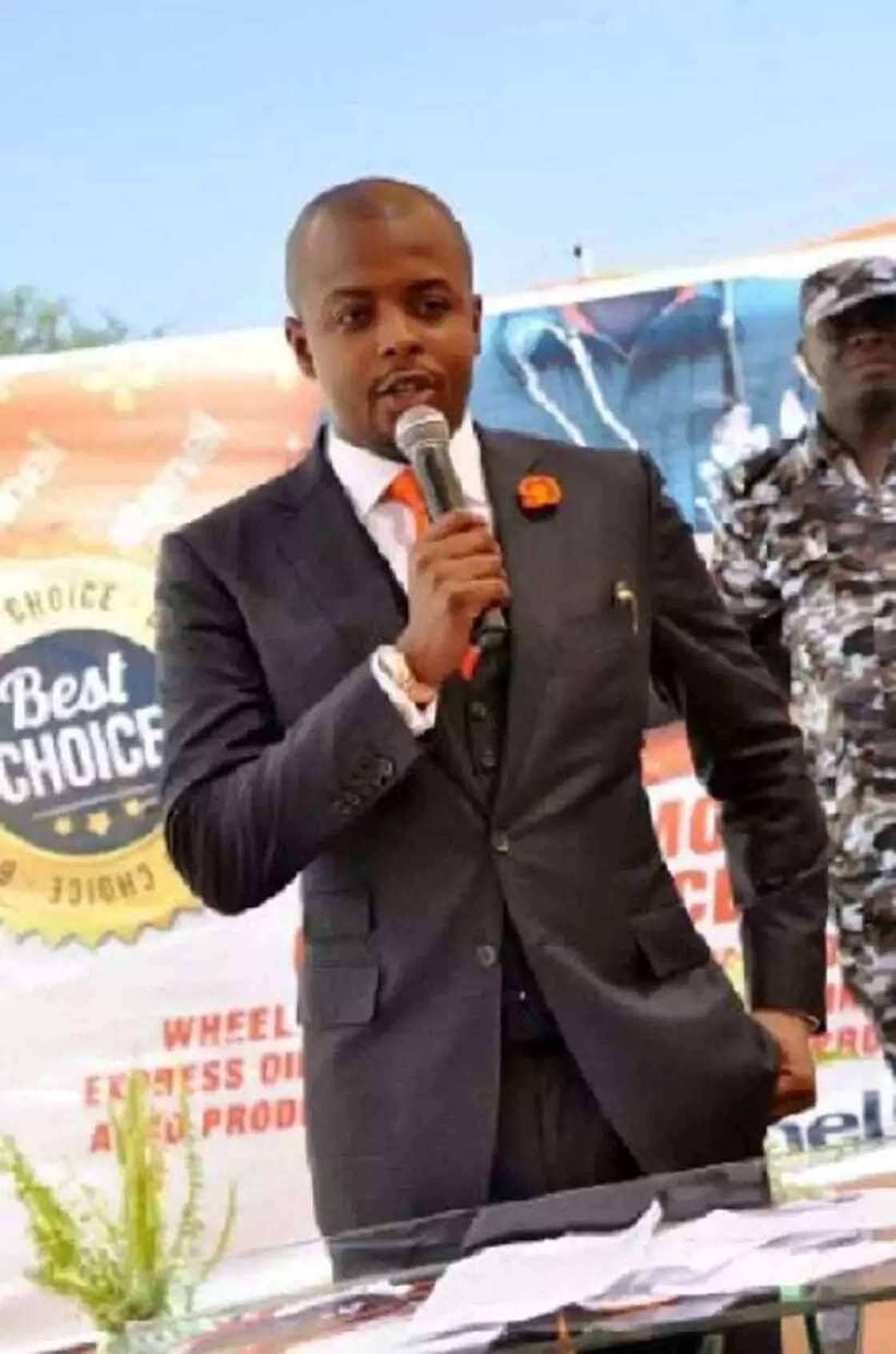 Wani hamshakin Attajiri yayi ma marasa galihu tagomashi Wani hamshakin Attajiri yayi ma marasa galihu tagomashi