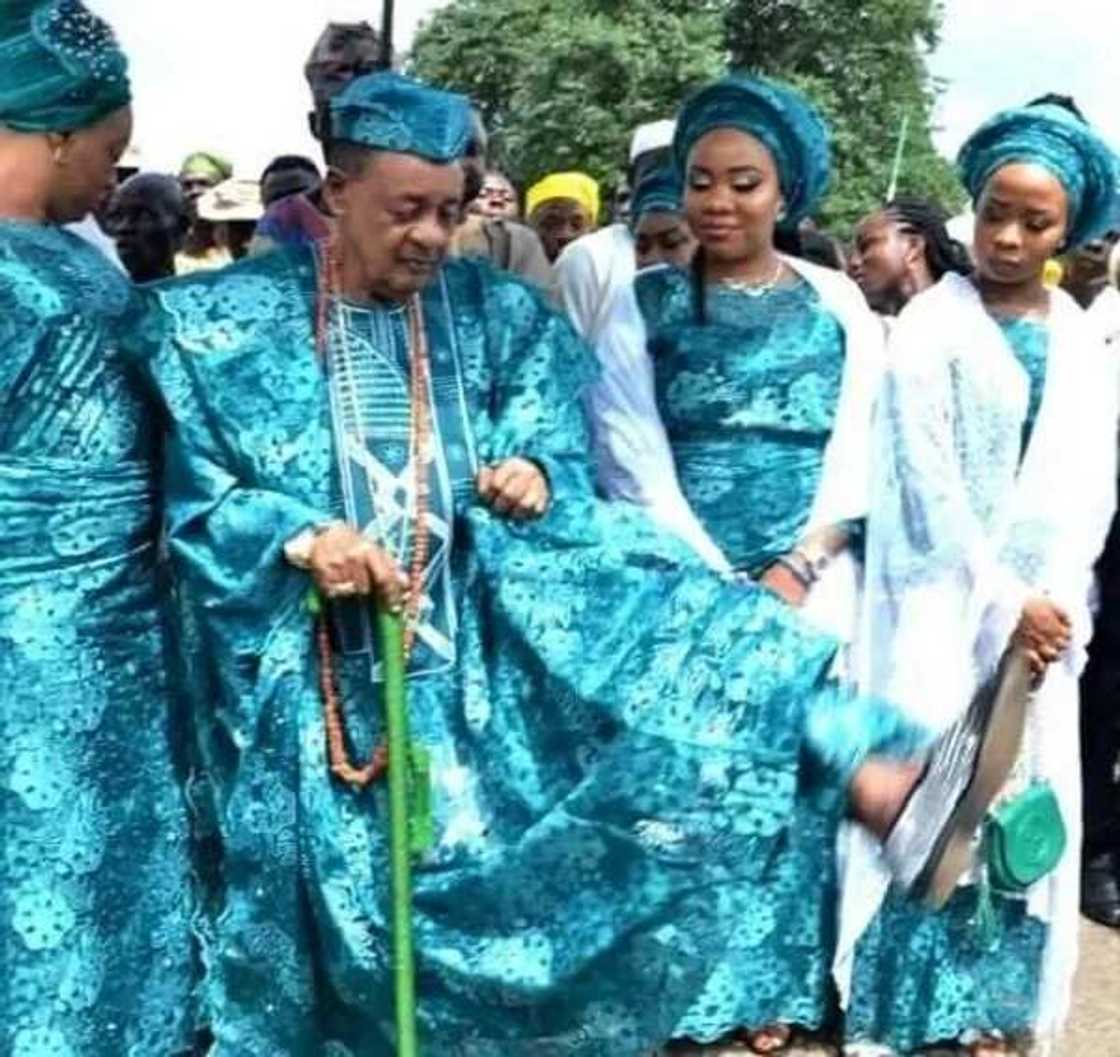 Alaafin Of Oyo shows off dancing skills Alaafin Of Oyo shows off dancing skills