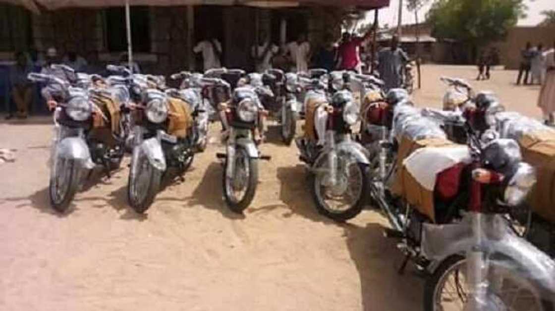 Wani babban hamshakin dan kasuwa ya bada tallafi sama da naira milyan 10 ga matasa a jihar Jigawa (Hotuna) Wani babban hamshakin dan kasuwa ya bada tallafi sama da naira milyan 10 ga matasa a jihar Jigawa (Hotuna)