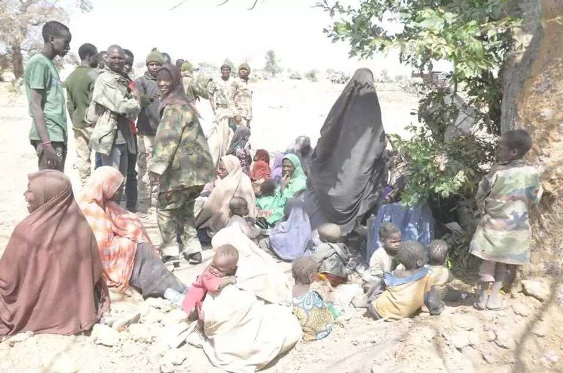 Hotunan mutane da makaman da Sojoji suka kwato daga hannun kungiyar Boko Haram